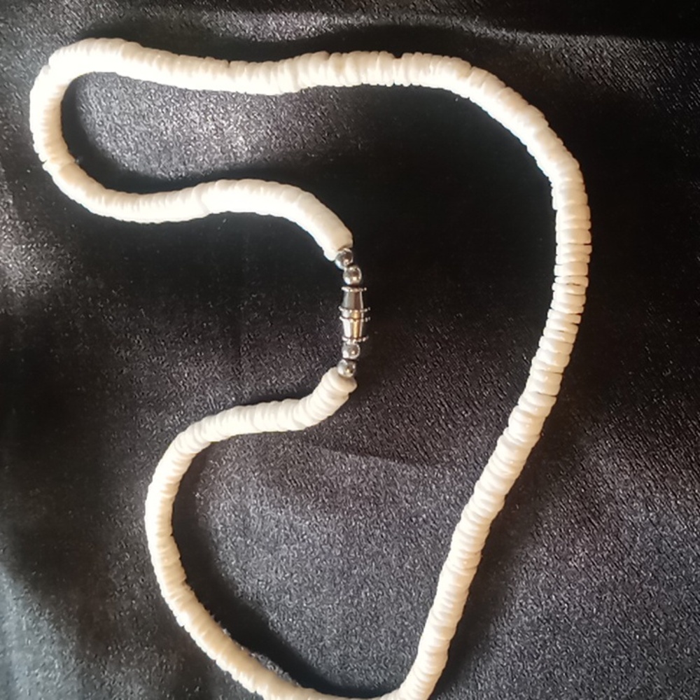 Vintage Shell necklace 18 inches long with thumb clasp.